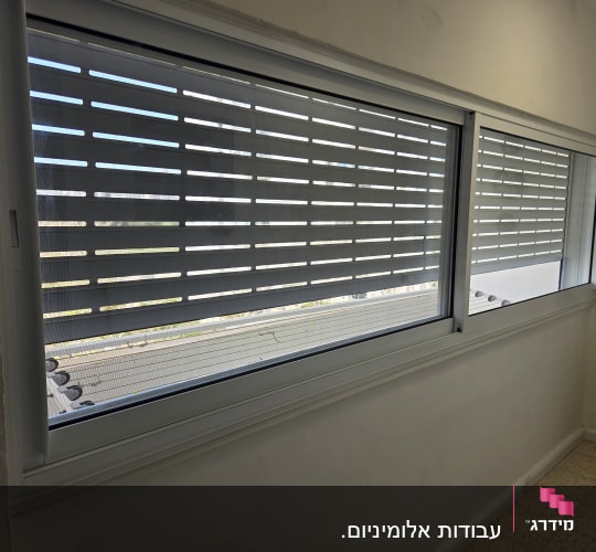 חלונות אלומיניום עם תריסים בחדר פנימי